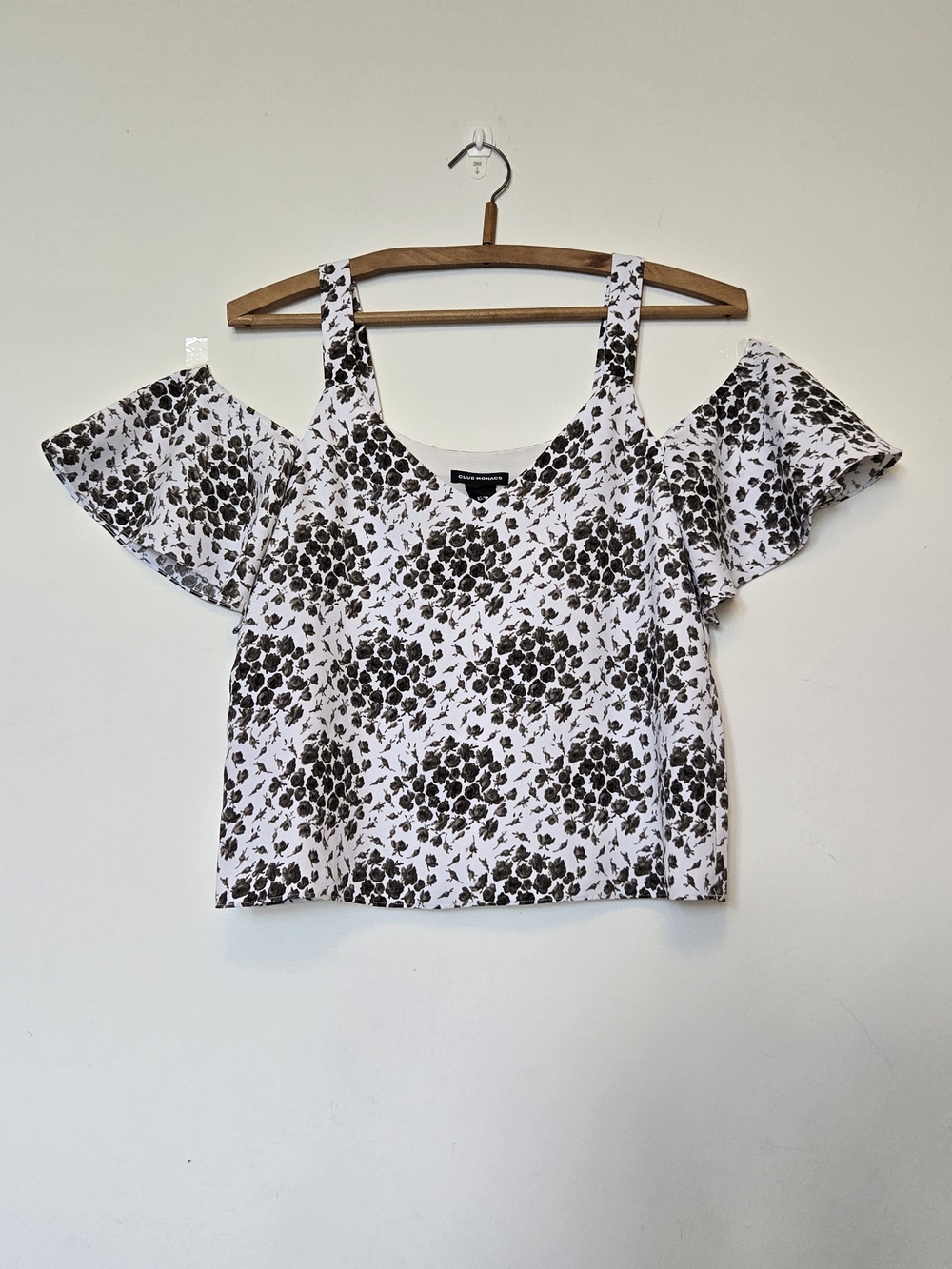 🌹 Club Monaco Cold Shoulder Floral Crop Top | Flutter Sleeve | XS